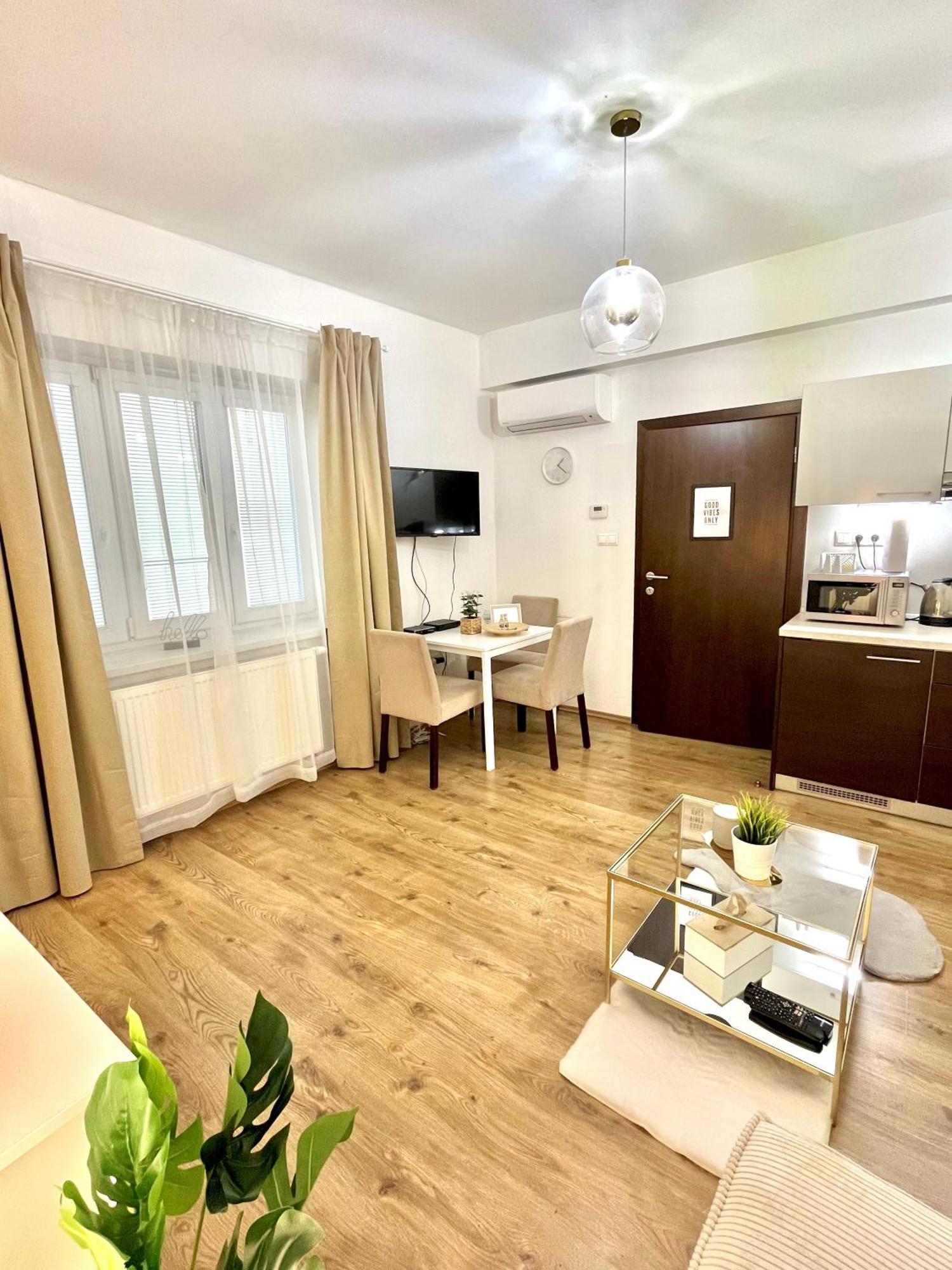 Urban Jungle Apartment Old Town Air Conditioned Bratislava Eksteriør billede